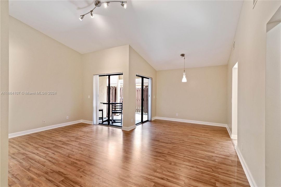 For Rent: $2,500 (2 beds, 2 baths, 991 Square Feet)