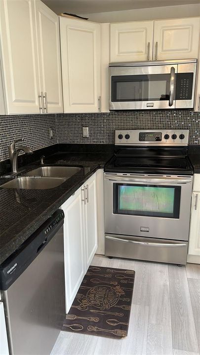 For Rent: $2,150 (1 beds, 1 baths, 898 Square Feet)