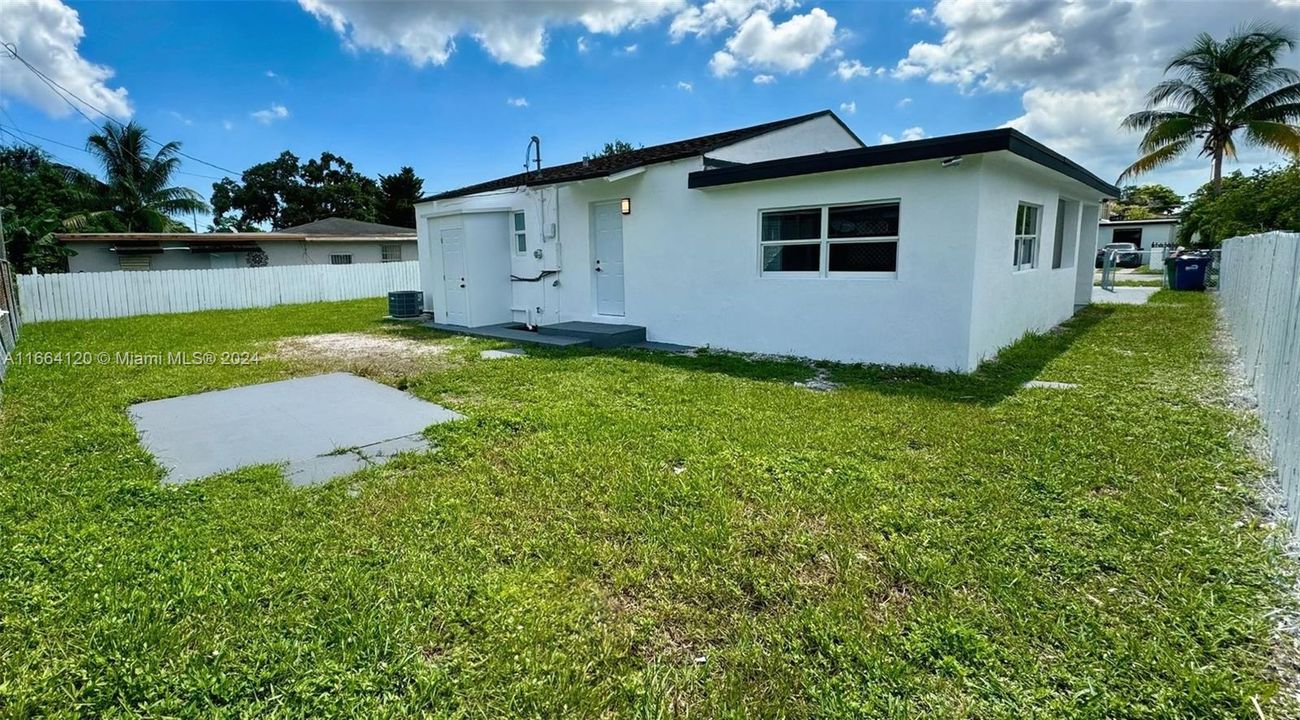 For Sale: $500,000 (3 beds, 2 baths, 1004 Square Feet)