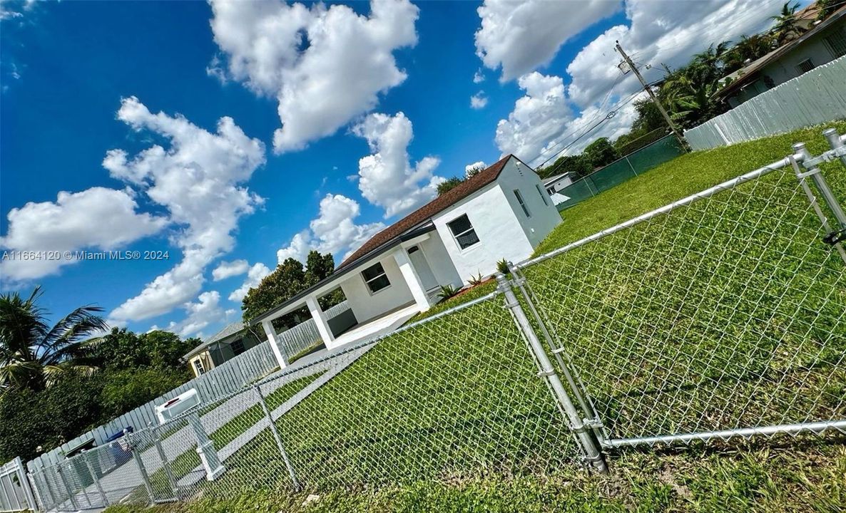 For Sale: $500,000 (3 beds, 2 baths, 1004 Square Feet)