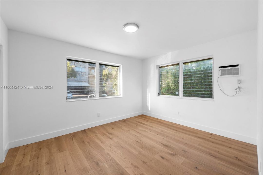 For Sale: $419,000 (2 beds, 1 baths, 930 Square Feet)