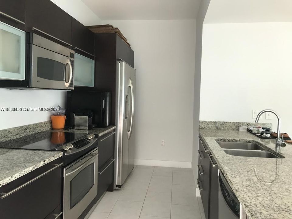 For Rent: $3,200 (1 beds, 1 baths, 774 Square Feet)