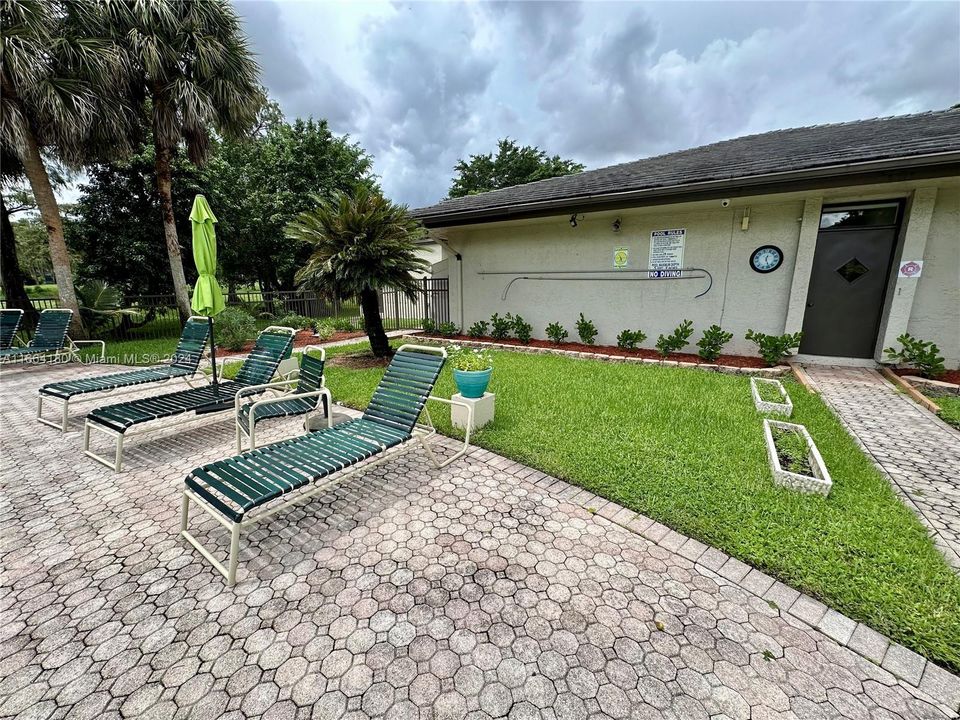 For Sale: $219,000 (2 beds, 2 baths, 1092 Square Feet)