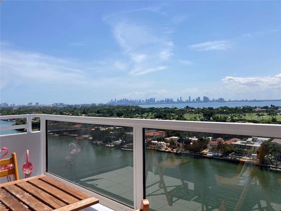 For Sale: $595,000 (2 beds, 2 baths, 1040 Square Feet)