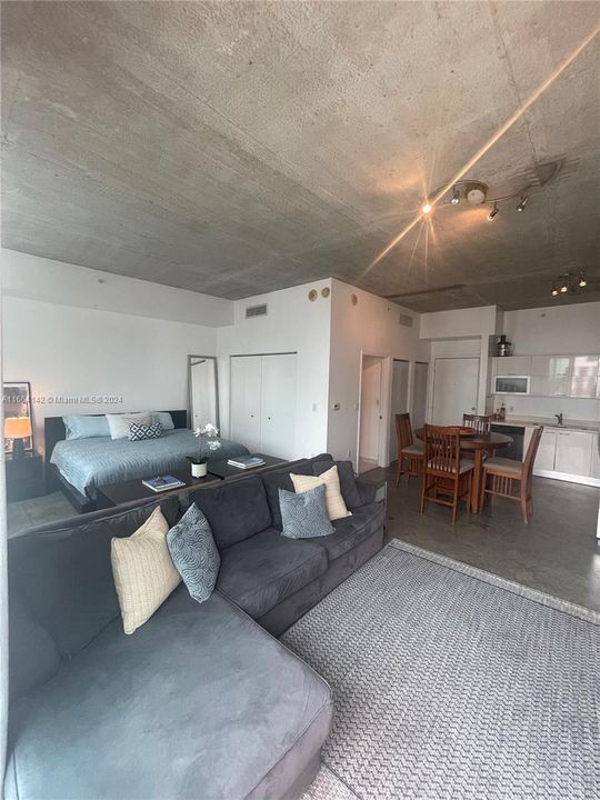 For Sale: $330,000 (1 beds, 1 baths, 665 Square Feet)