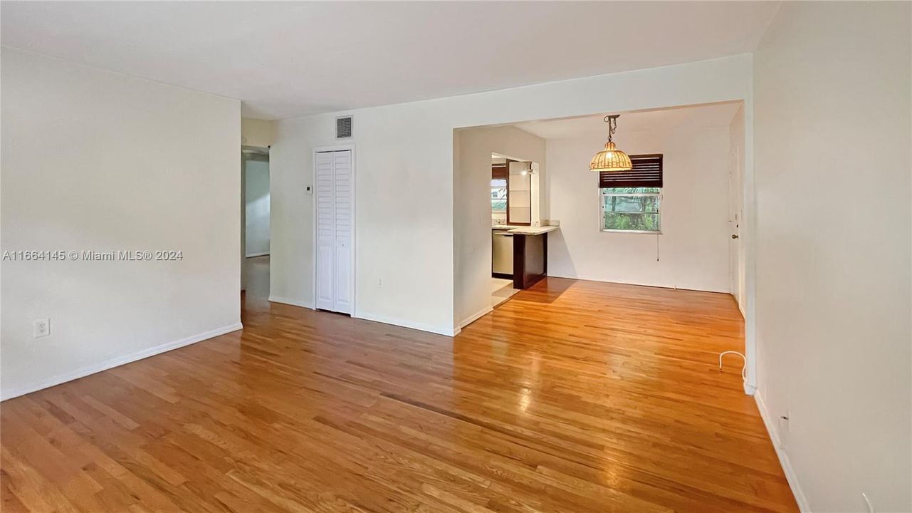 For Rent: $2,350 (2 beds, 1 baths, 800 Square Feet)