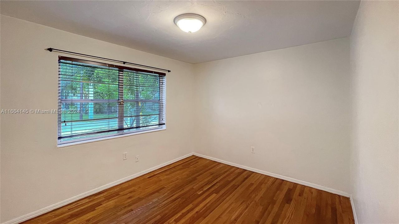 For Rent: $2,350 (2 beds, 1 baths, 800 Square Feet)