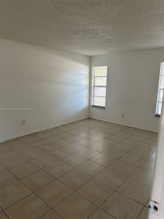 For Rent: $1,400 (1 beds, 1 baths, 735 Square Feet)