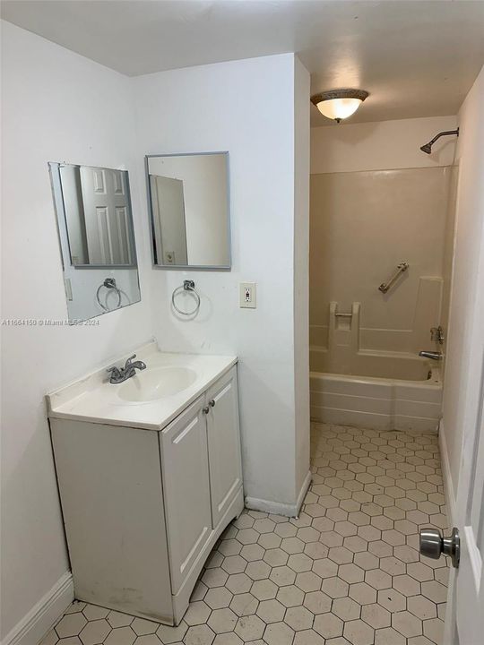 For Rent: $1,400 (1 beds, 1 baths, 735 Square Feet)