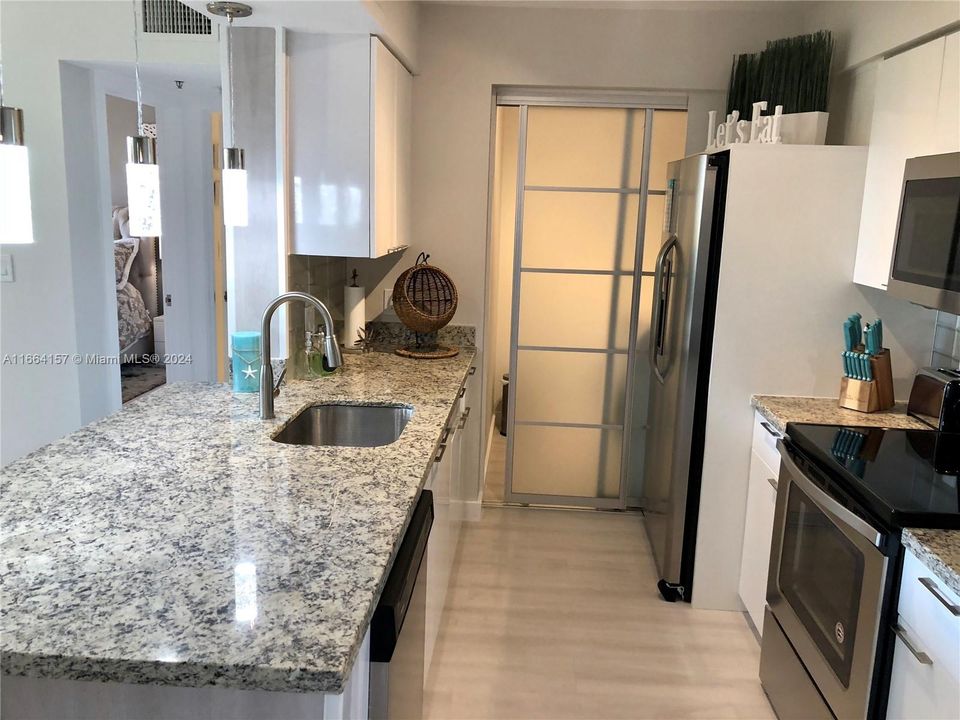 For Rent: $3,000 (1 beds, 1 baths, 730 Square Feet)