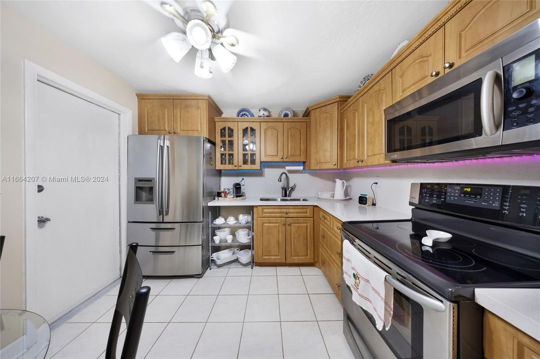 For Sale: $349,000 (2 beds, 2 baths, 1092 Square Feet)