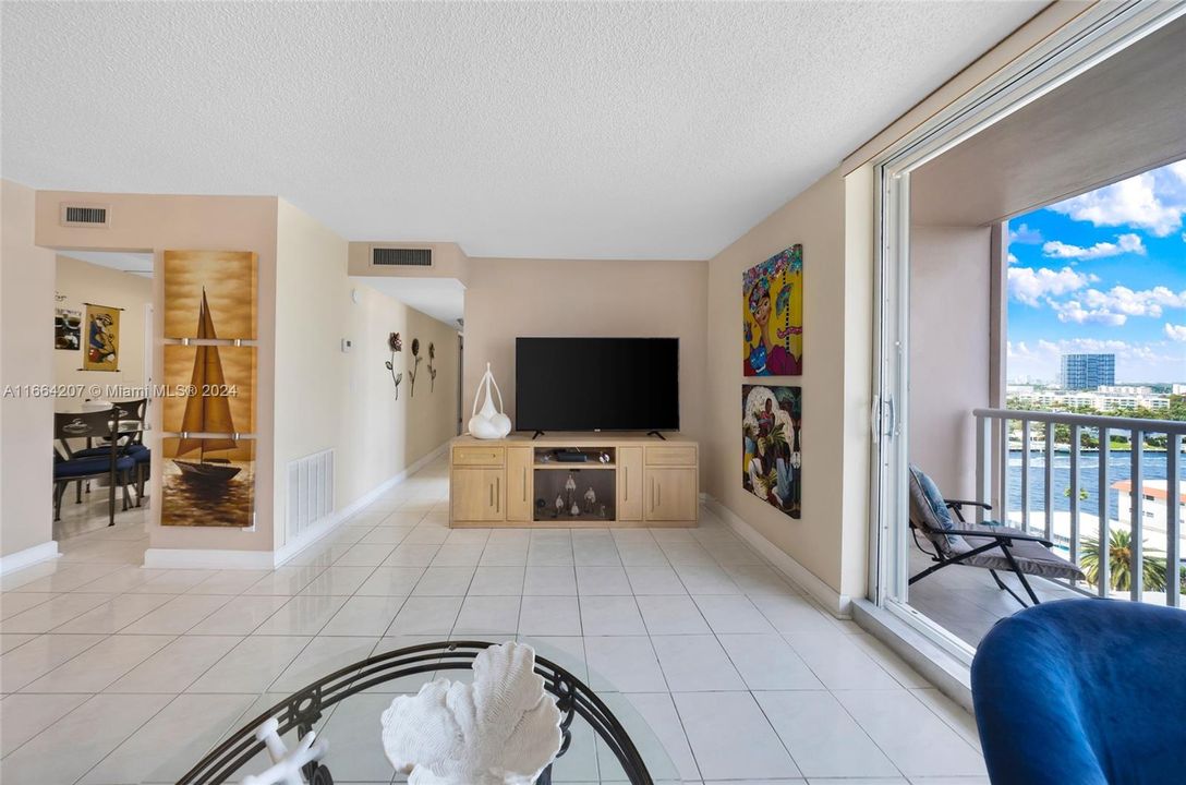 For Sale: $349,000 (2 beds, 2 baths, 1092 Square Feet)