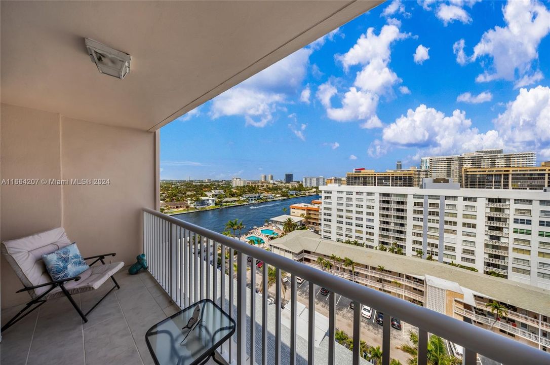 For Sale: $349,000 (2 beds, 2 baths, 1092 Square Feet)