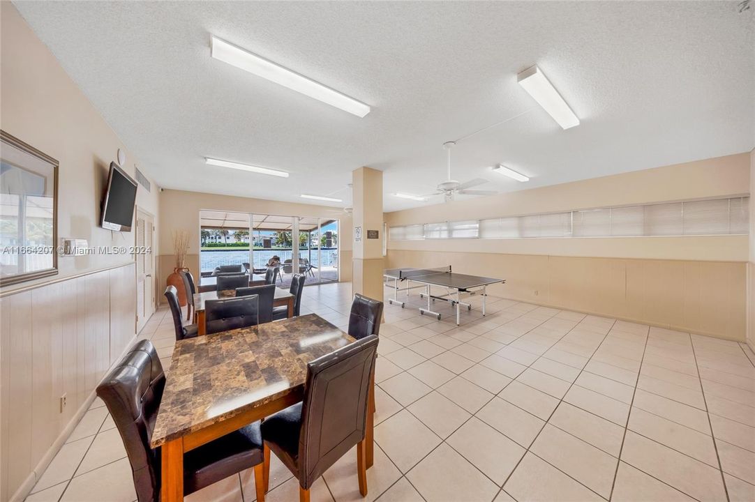 For Sale: $349,000 (2 beds, 2 baths, 1092 Square Feet)