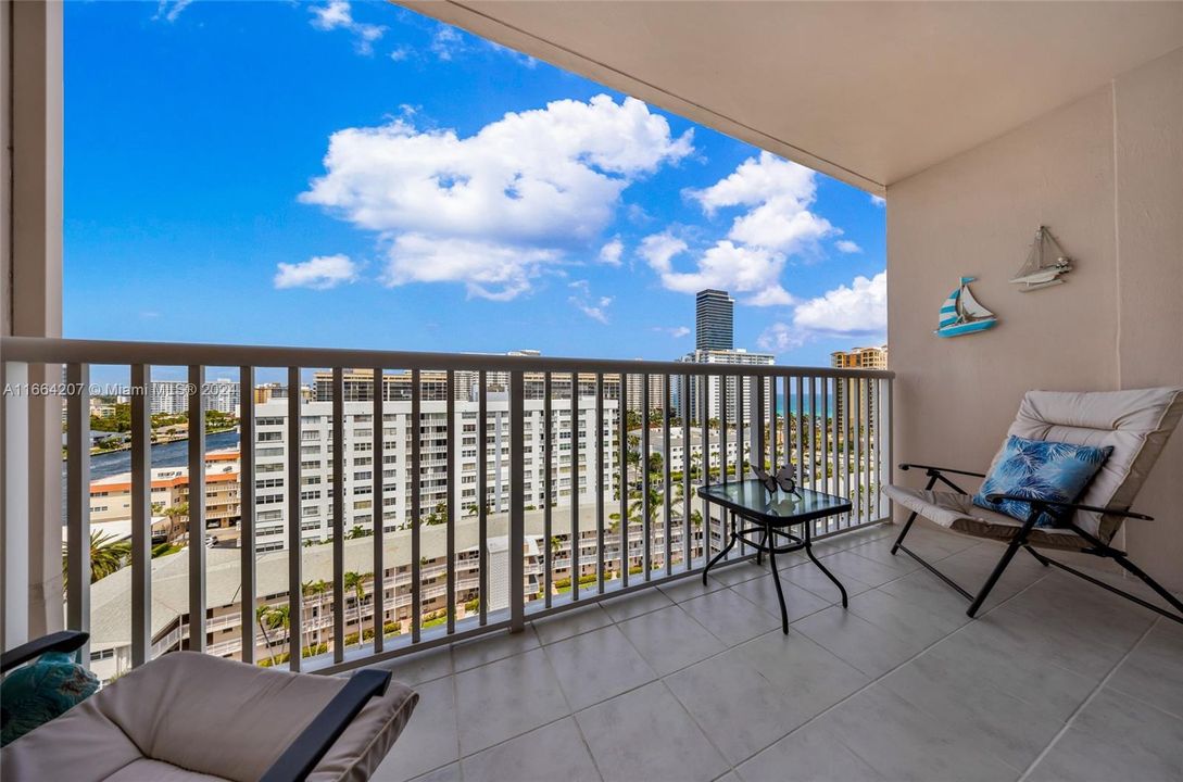 For Sale: $349,000 (2 beds, 2 baths, 1092 Square Feet)