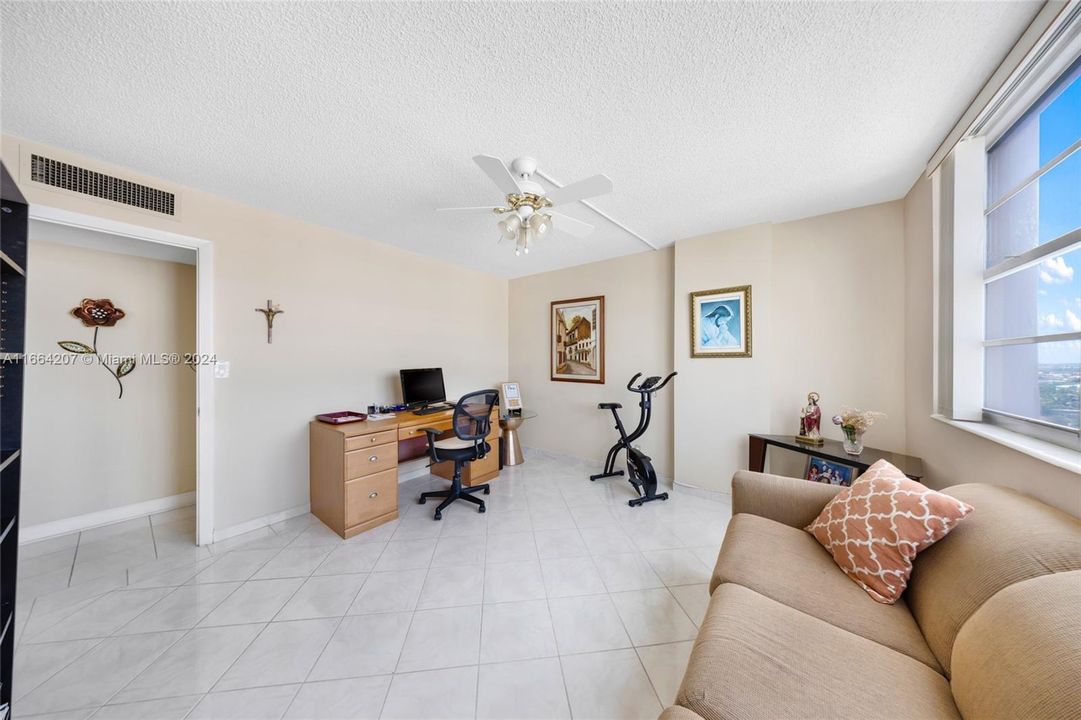 For Sale: $349,000 (2 beds, 2 baths, 1092 Square Feet)