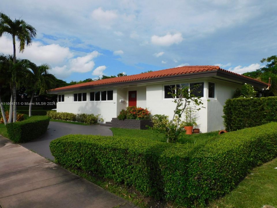 Sidewalk to enjoy a leisure walk in this beautiful and tranquil area of The Gables.