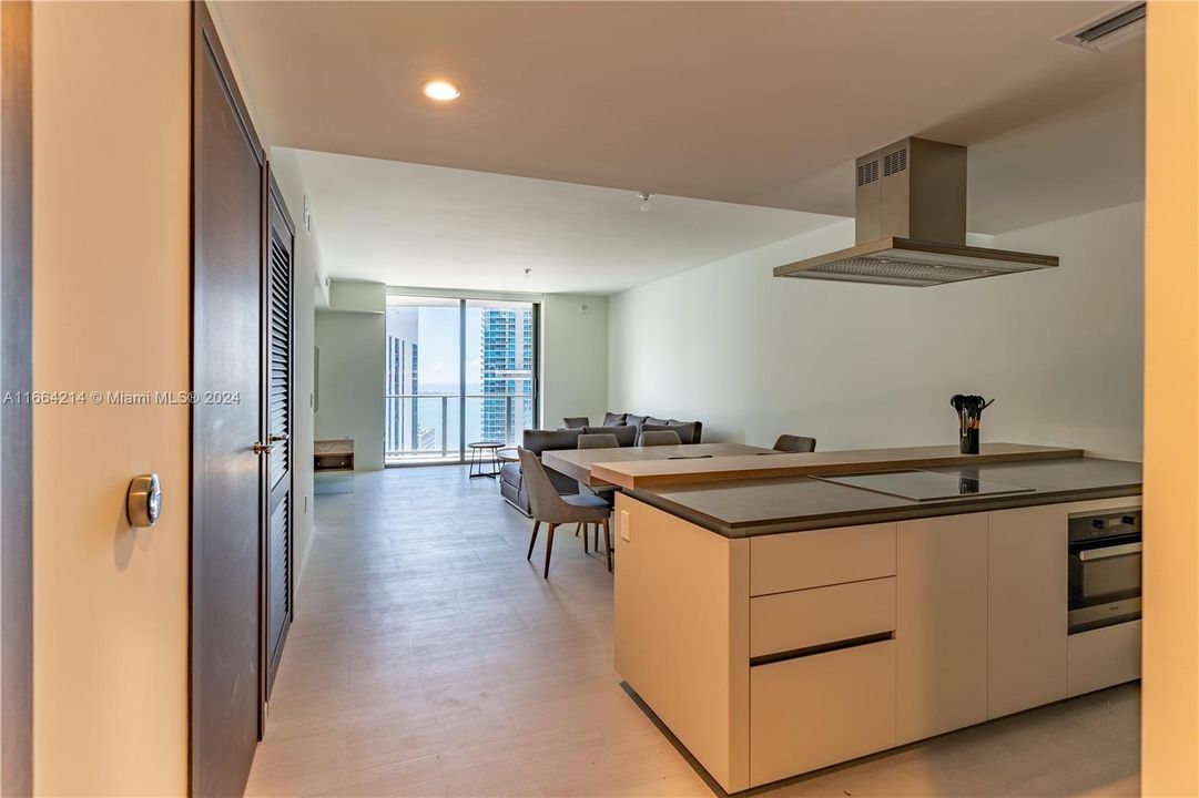 For Sale: $1,000,000 (1 beds, 1 baths, 829 Square Feet)