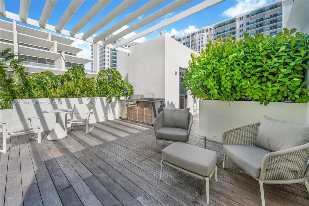 For Sale: $3,890,000 (2 beds, 2 baths, 1306 Square Feet)