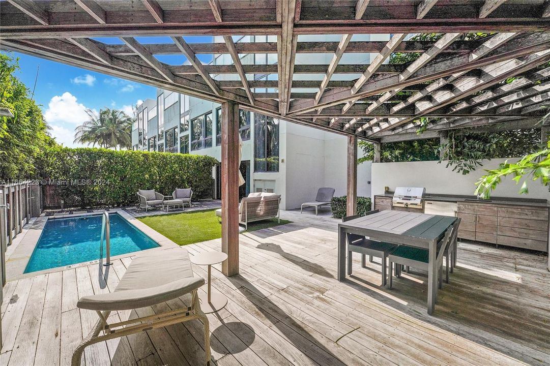 For Sale: $3,890,000 (2 beds, 2 baths, 1306 Square Feet)