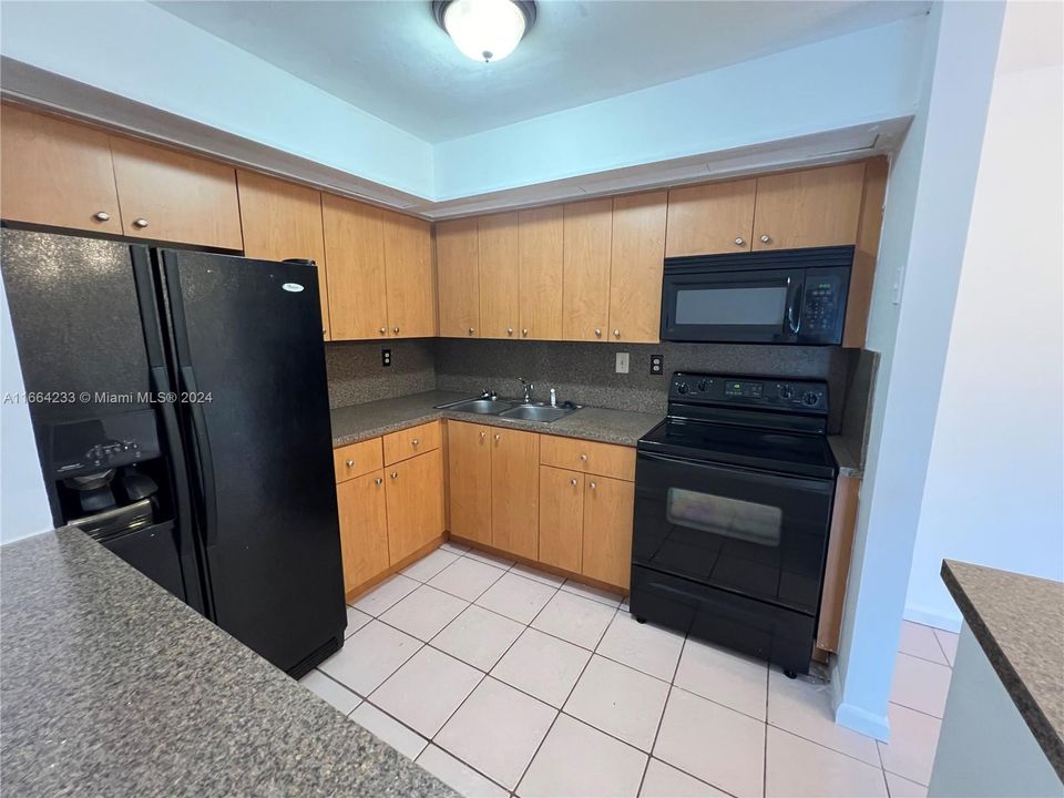 For Sale: $285,000 (2 beds, 2 baths, 870 Square Feet)