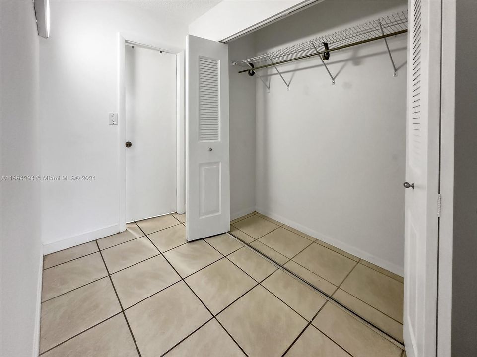 For Rent: $1,700 (1 beds, 1 baths, 940 Square Feet)