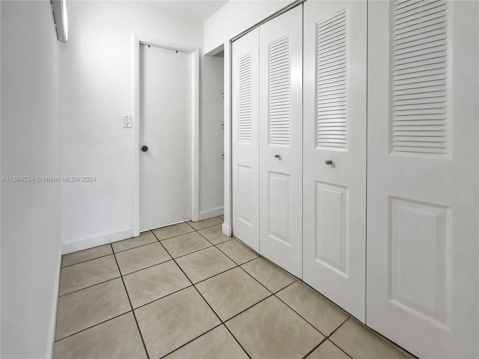 For Rent: $1,700 (1 beds, 1 baths, 940 Square Feet)