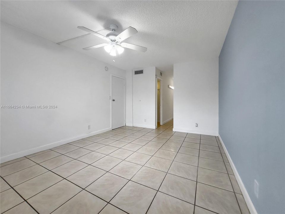 For Rent: $1,700 (1 beds, 1 baths, 940 Square Feet)