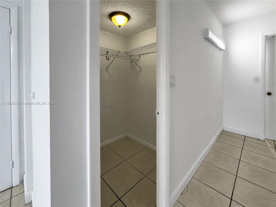 For Rent: $1,700 (1 beds, 1 baths, 940 Square Feet)