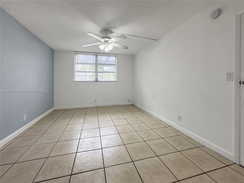 For Rent: $1,700 (1 beds, 1 baths, 940 Square Feet)