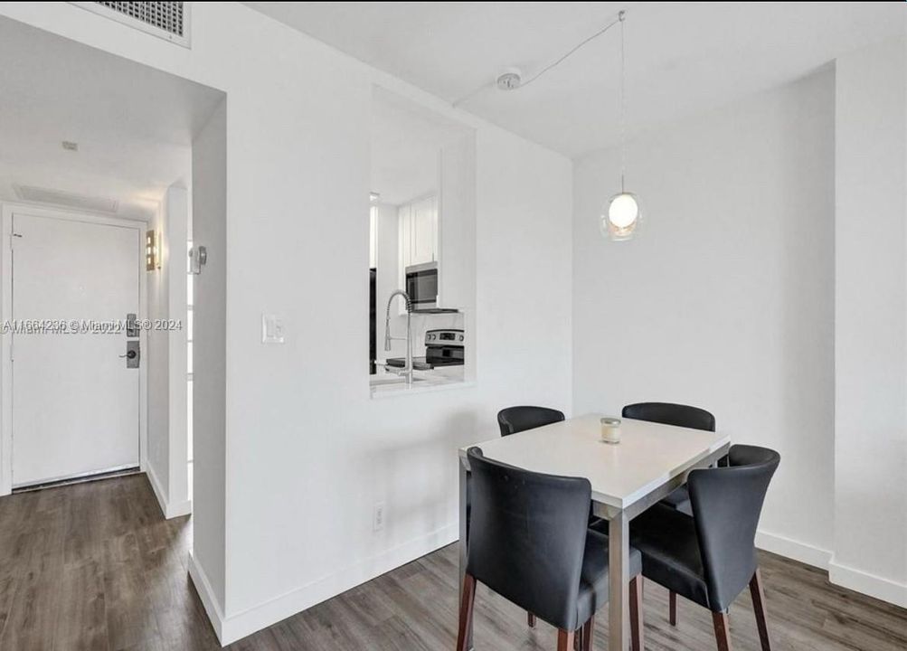 For Rent: $2,500 (1 beds, 1 baths, 717 Square Feet)