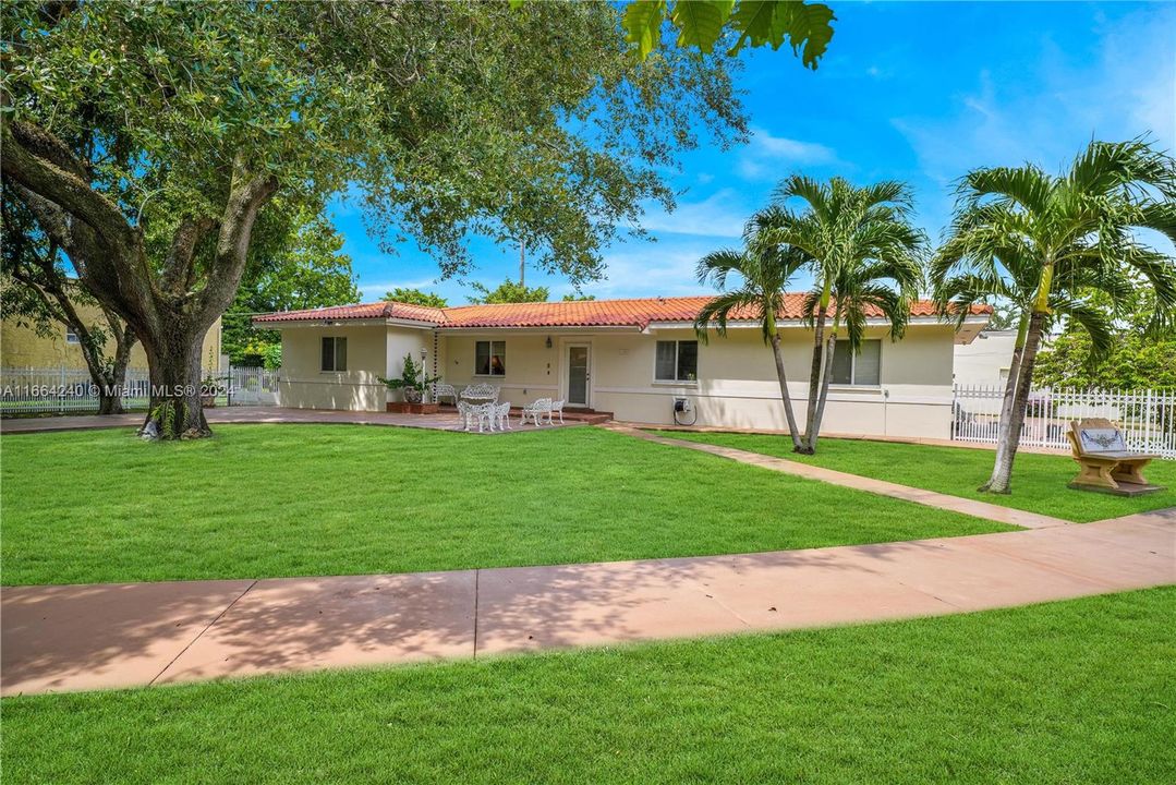 For Sale: $2,800,000 (4 beds, 3 baths, 2014 Square Feet)