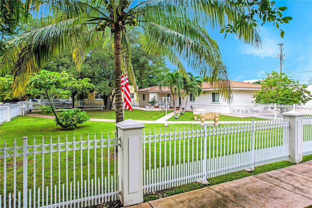 For Sale: $2,800,000 (4 beds, 3 baths, 2014 Square Feet)