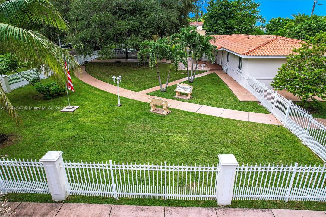 For Sale: $2,800,000 (4 beds, 3 baths, 2014 Square Feet)