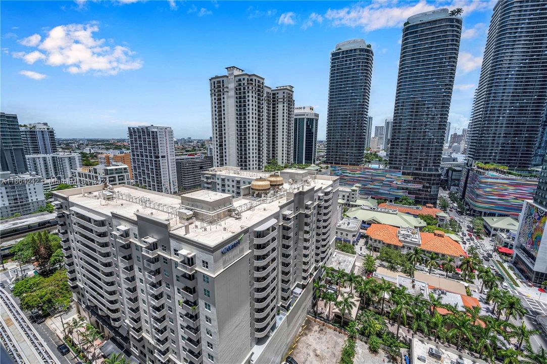 For Sale: $750,000 (2 beds, 2 baths, 910 Square Feet)