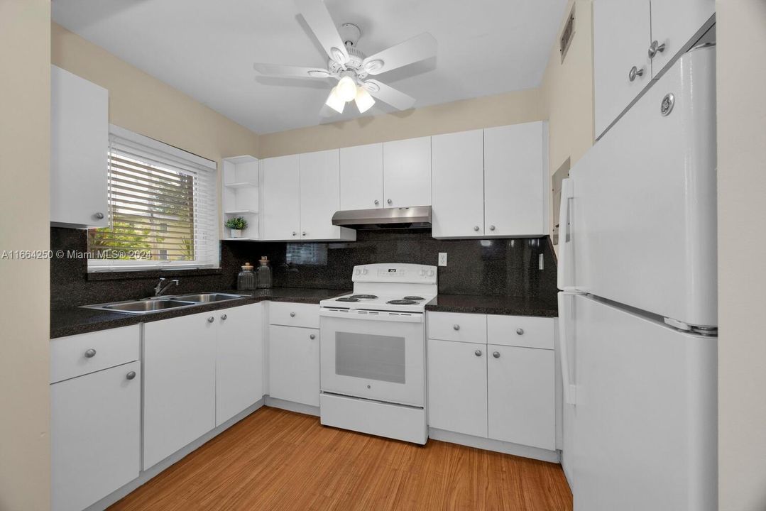 For Sale: $390,000 (2 beds, 1 baths, 672 Square Feet)