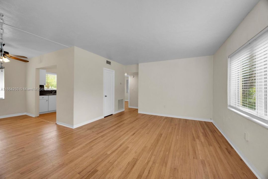 For Sale: $390,000 (2 beds, 1 baths, 672 Square Feet)