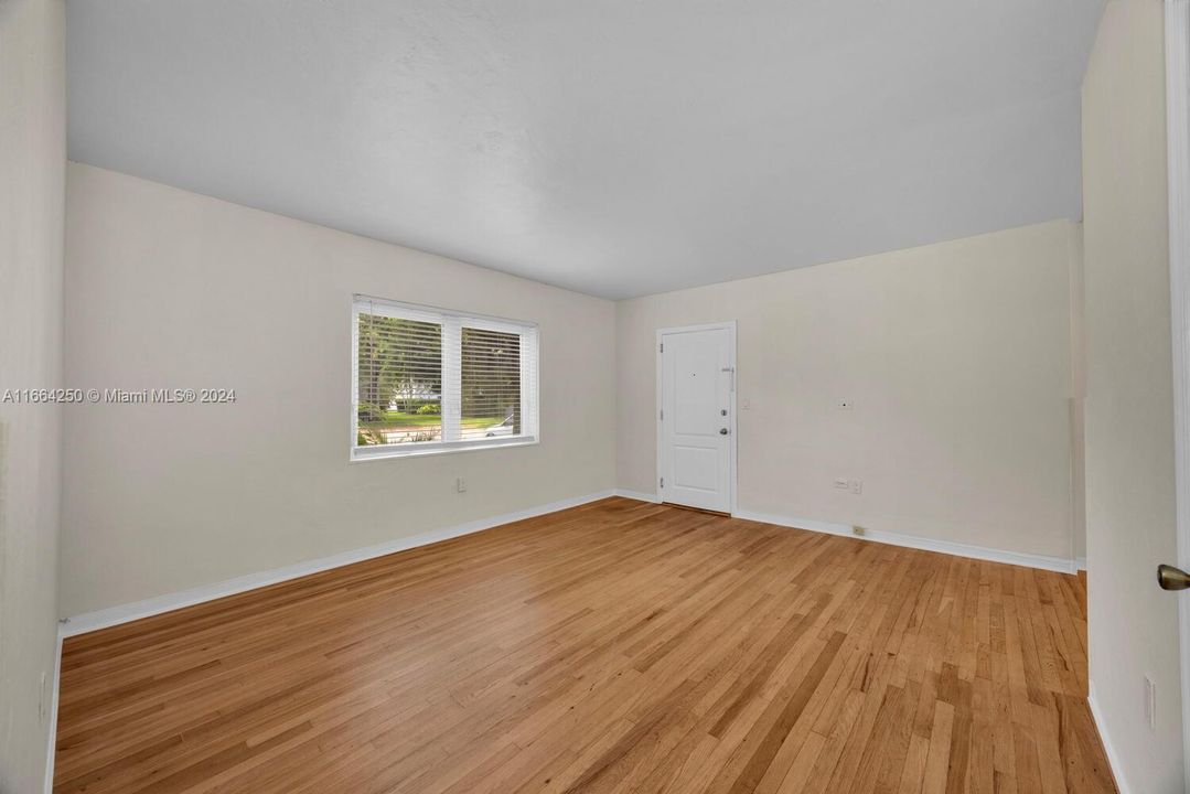 For Sale: $390,000 (2 beds, 1 baths, 672 Square Feet)