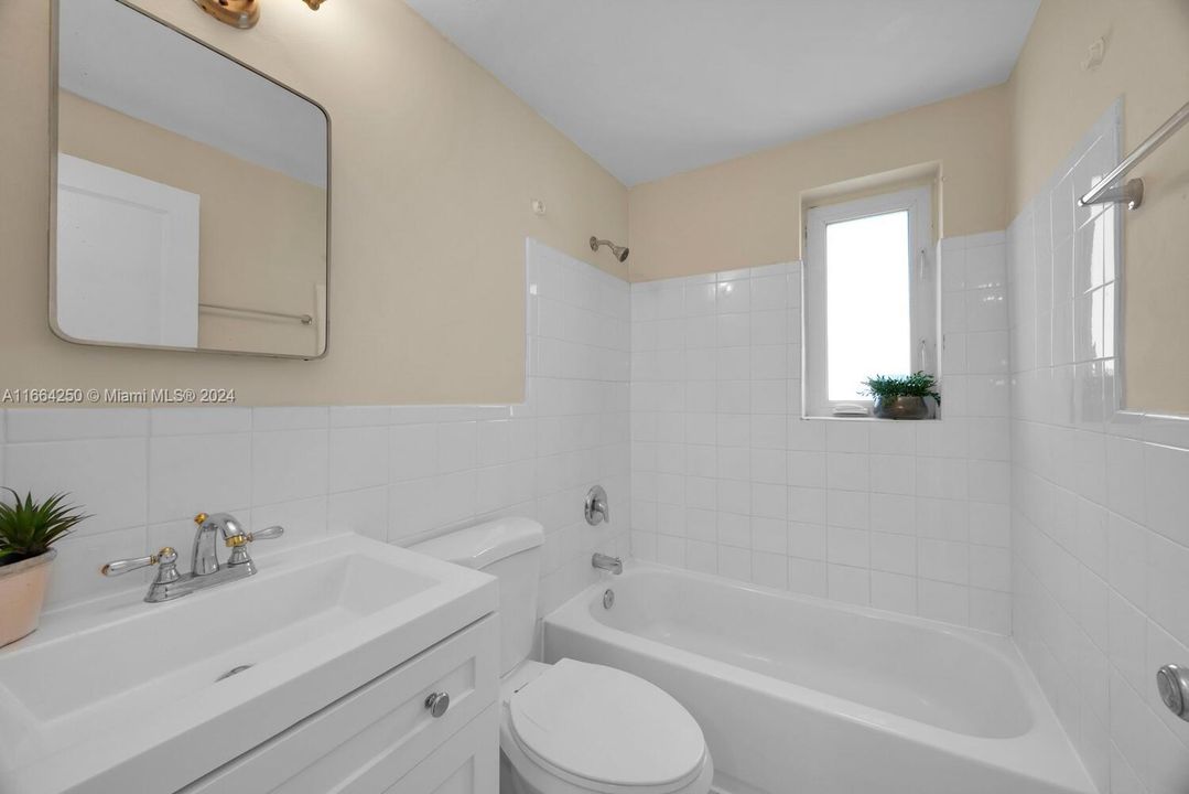 For Sale: $390,000 (2 beds, 1 baths, 672 Square Feet)