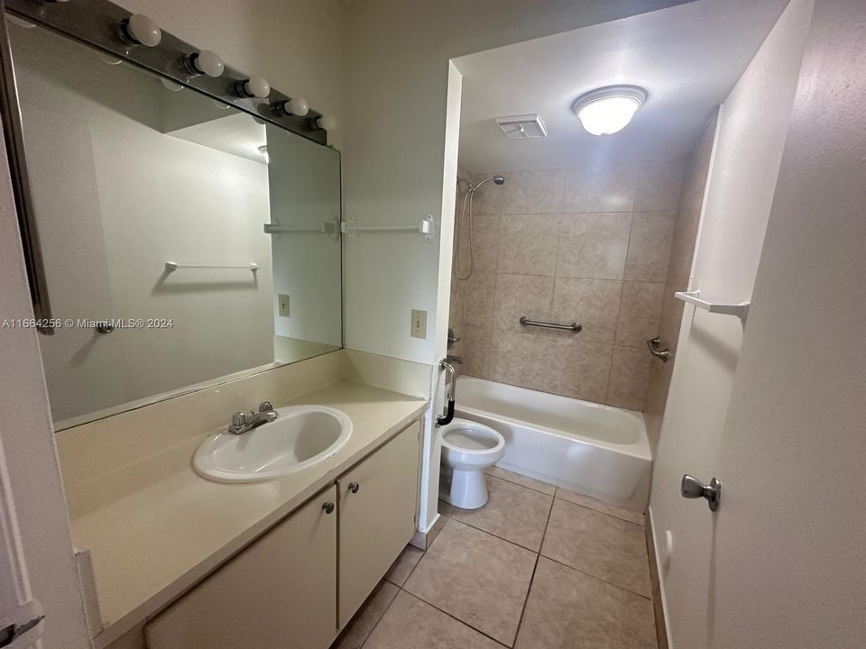 For Sale: $269,900 (2 beds, 2 baths, 976 Square Feet)