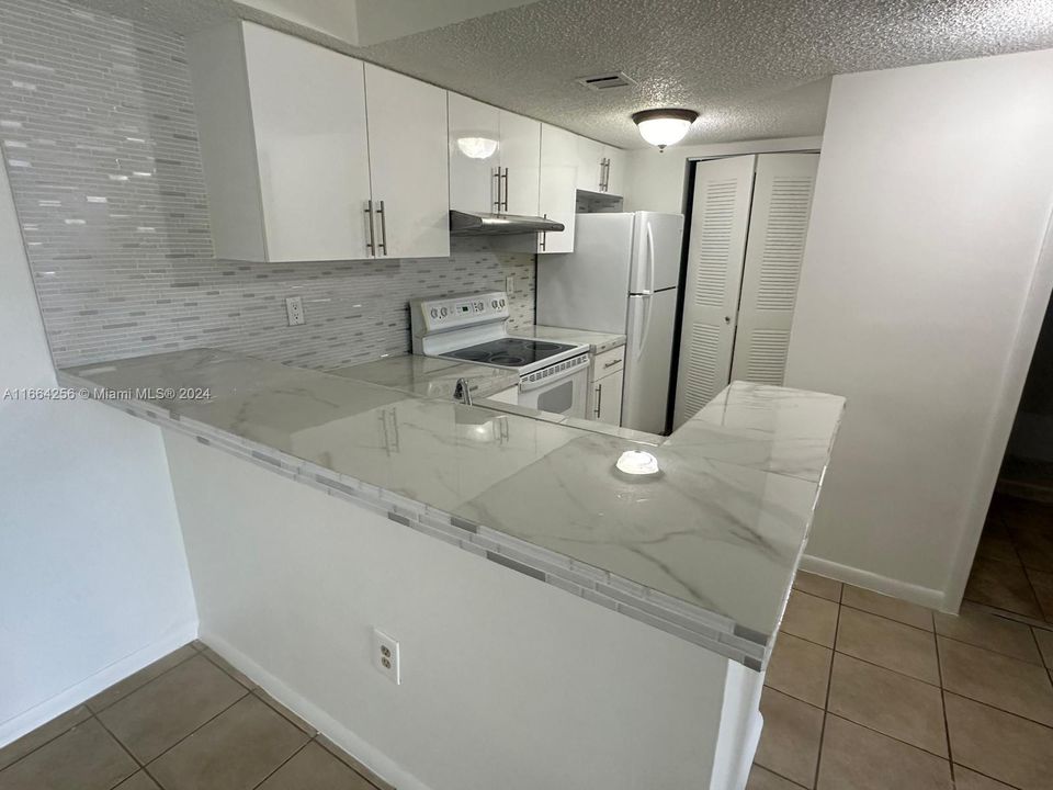 For Sale: $269,900 (2 beds, 2 baths, 976 Square Feet)