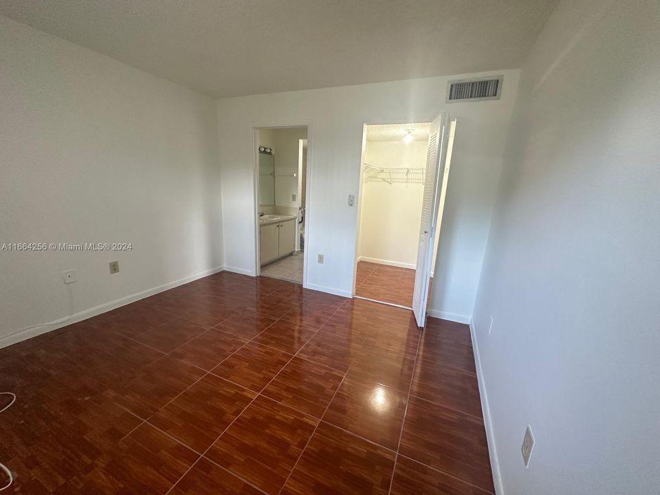 For Sale: $269,900 (2 beds, 2 baths, 976 Square Feet)