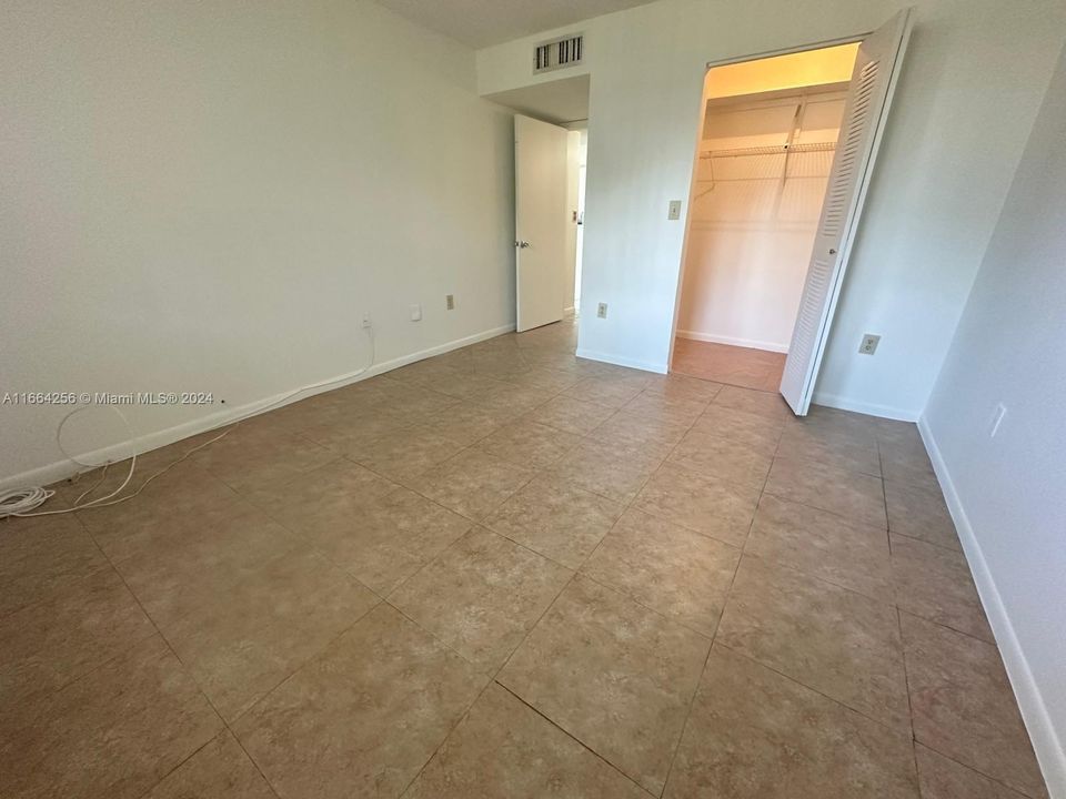 For Sale: $269,900 (2 beds, 2 baths, 976 Square Feet)