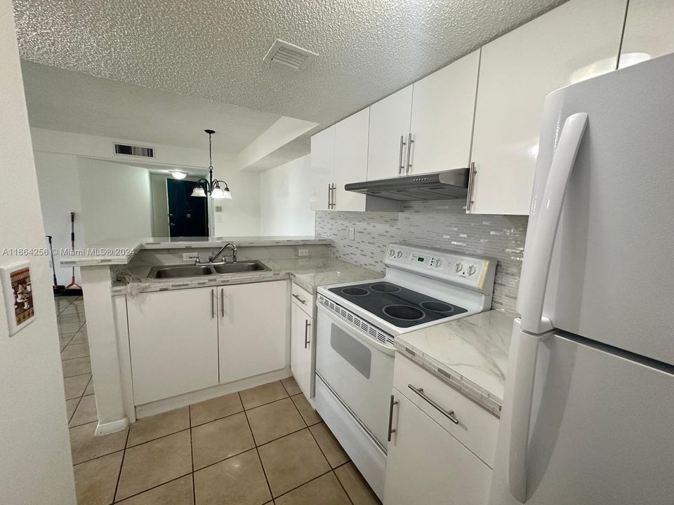 For Sale: $269,900 (2 beds, 2 baths, 976 Square Feet)