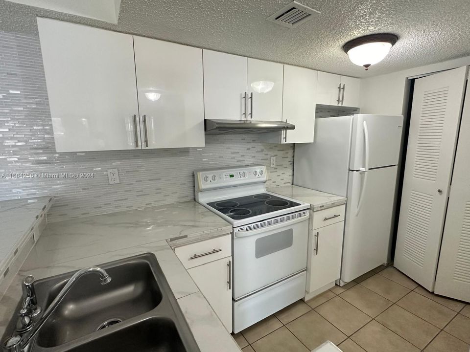 For Sale: $269,900 (2 beds, 2 baths, 976 Square Feet)