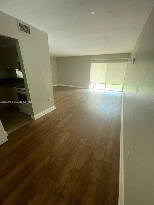 For Rent: $1,900 (1 beds, 1 baths, 760 Square Feet)