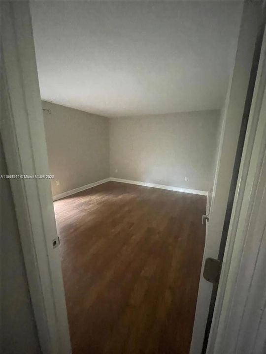 For Rent: $1,900 (1 beds, 1 baths, 760 Square Feet)