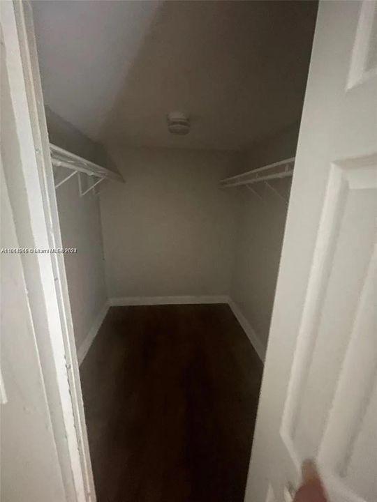 For Rent: $1,900 (1 beds, 1 baths, 760 Square Feet)