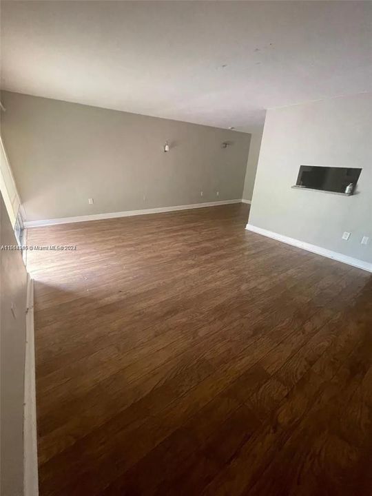 For Rent: $1,900 (1 beds, 1 baths, 760 Square Feet)