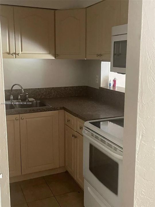 For Rent: $1,900 (1 beds, 1 baths, 760 Square Feet)